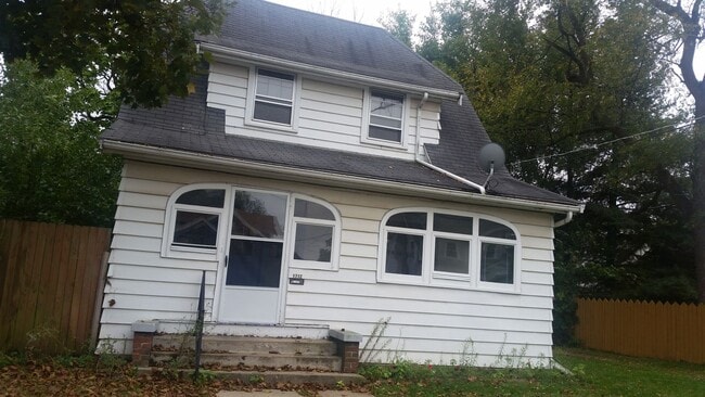 Building Photo - 2 Bedroom Home - Northwest Rockford