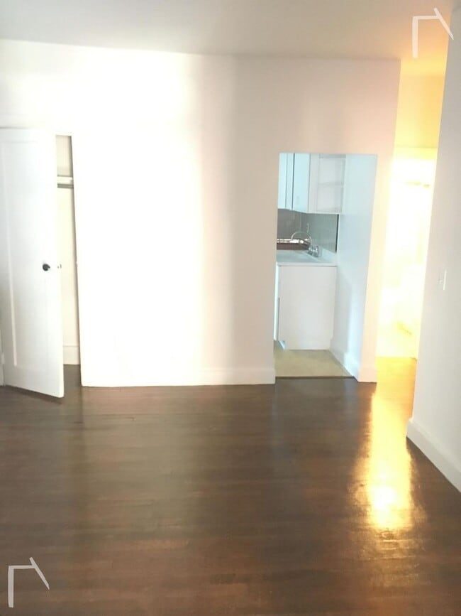 Building Photo - 28 Grove St