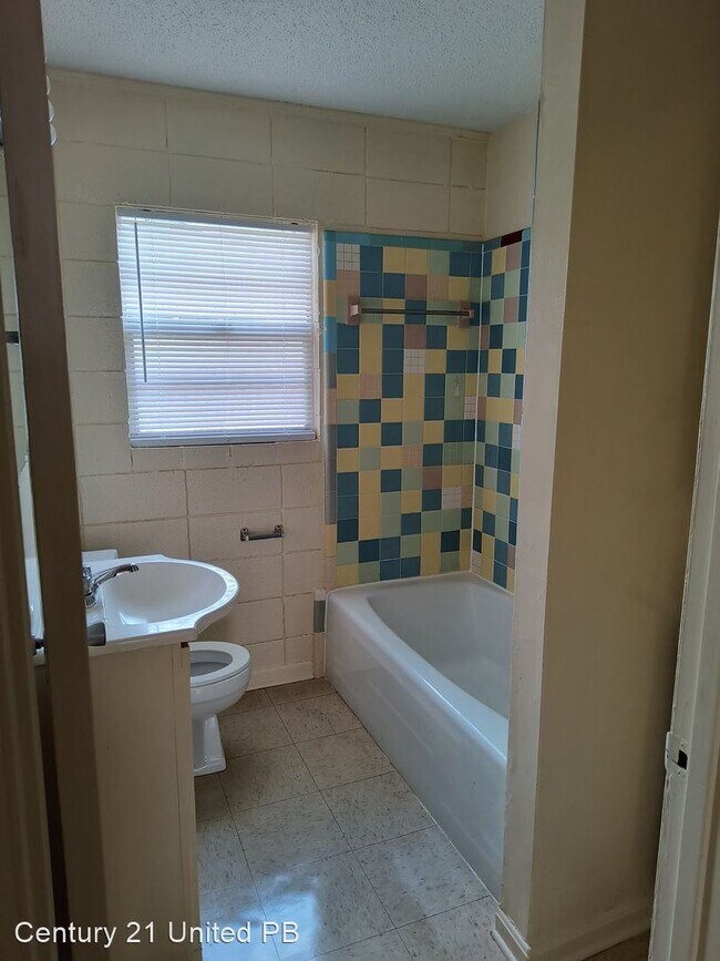 Building Photo - 2 br, 1 bath House - 3007 S Catalpa