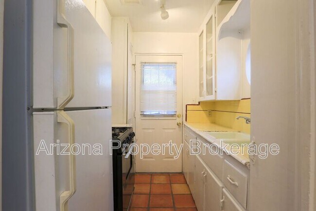 Building Photo - 1137 W Glenrosa Ave