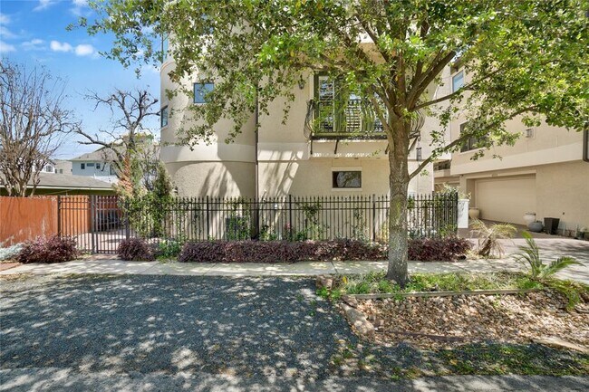 Foto del edificio - 1602 Fowler St