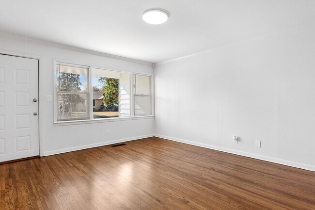 Building Photo - 3BR/1BA Home with W/D Hookups + Holiday Move-In Special $150 !!