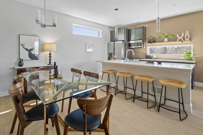 Building Photo - Bright & Spacious End-Unit Townhome with G...