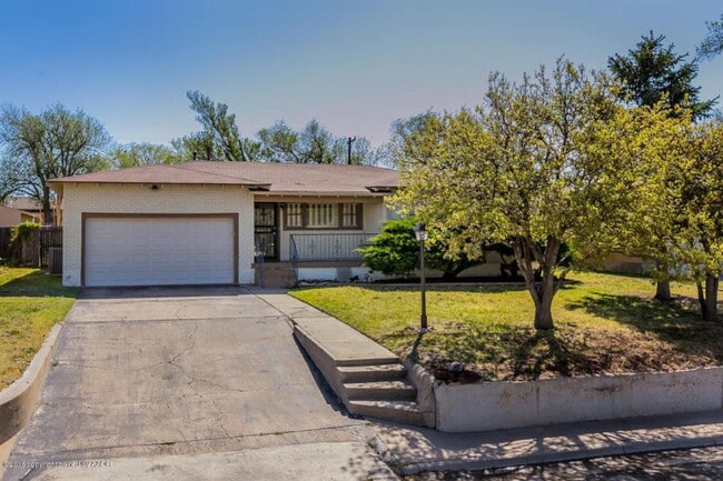 Building Photo - 118 N Goliad St