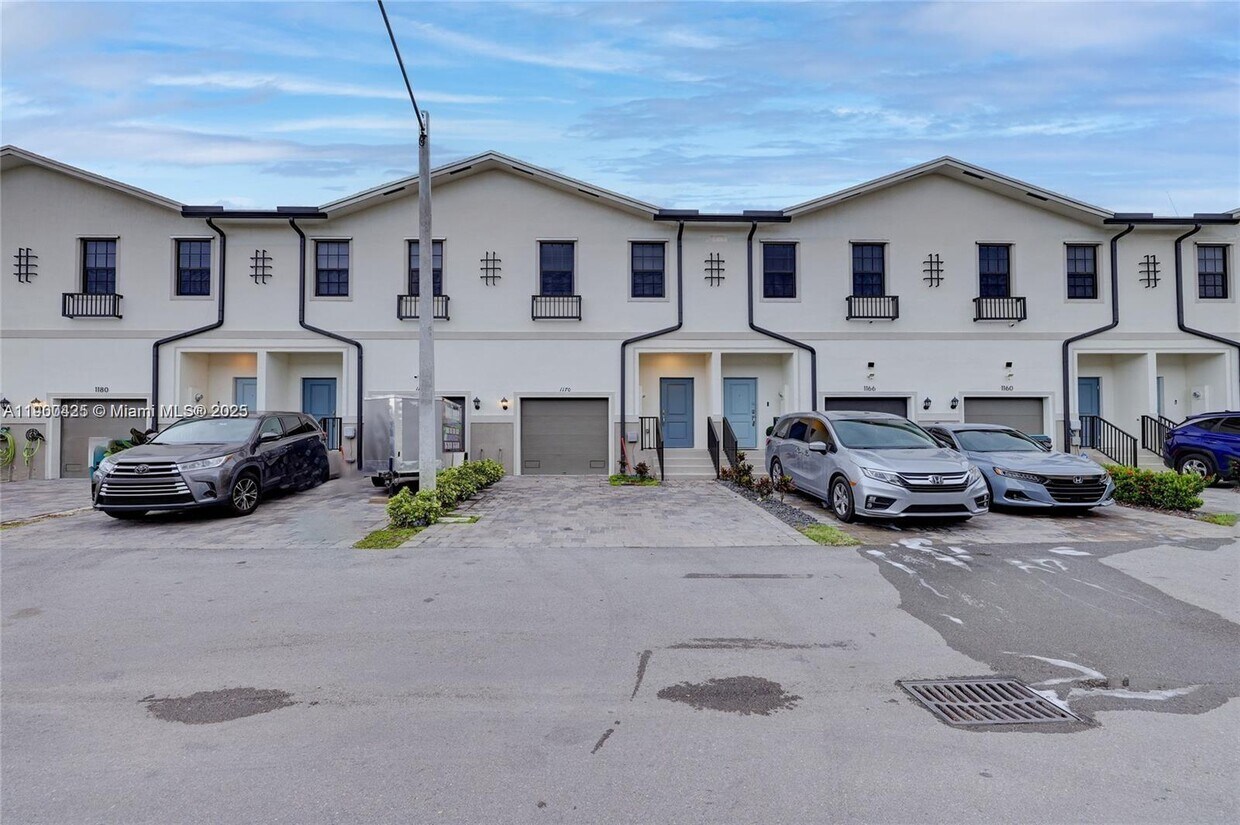 Foto principal - 1170 SW 7th Ct