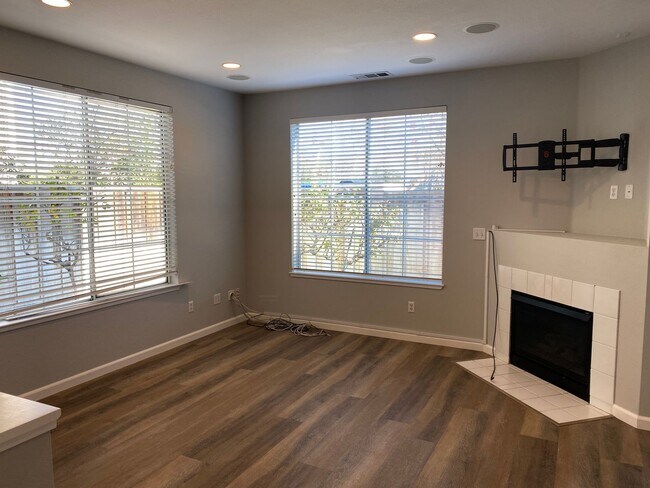 Building Photo - Light and Bright 4 Bedroom, 3 Bathroom Home in San Jose!