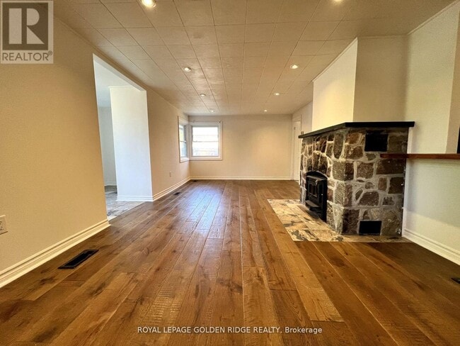 Building Photo - 367 Hollywood Dr