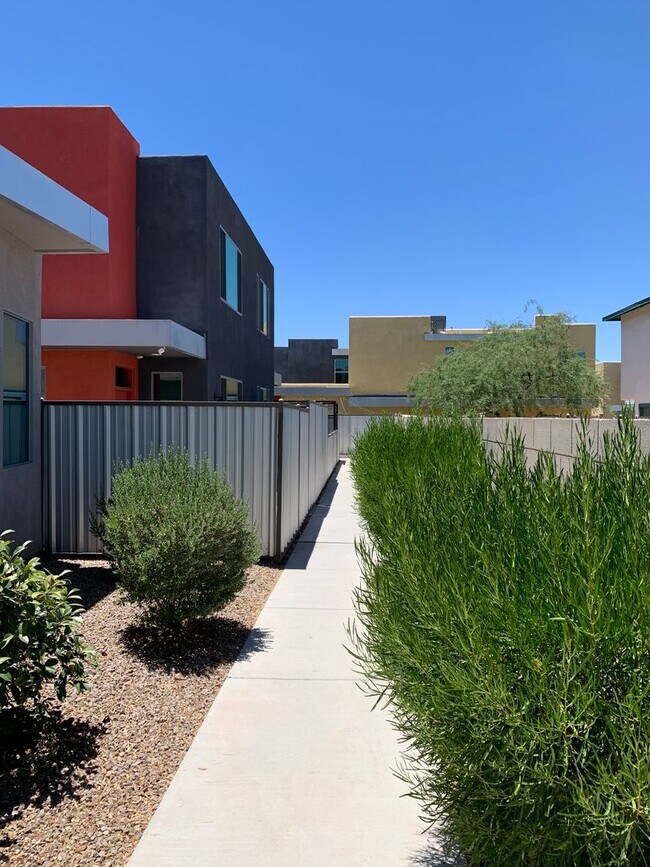 Building Photo - 975 E Park Modern Dr
