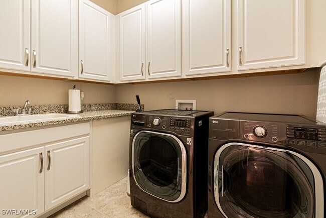Foto del edificio - 9267 Glenforest Dr