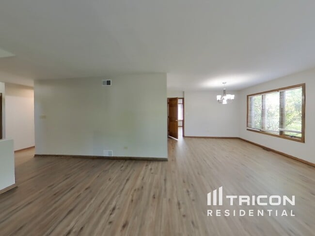 Building Photo - 2926 Bonnie Brae Crescent