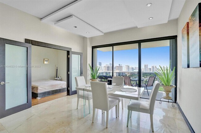 Building Photo - 3625 N Country Club Dr