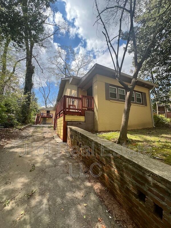 Foto del edificio - 1366 Clermont Ave