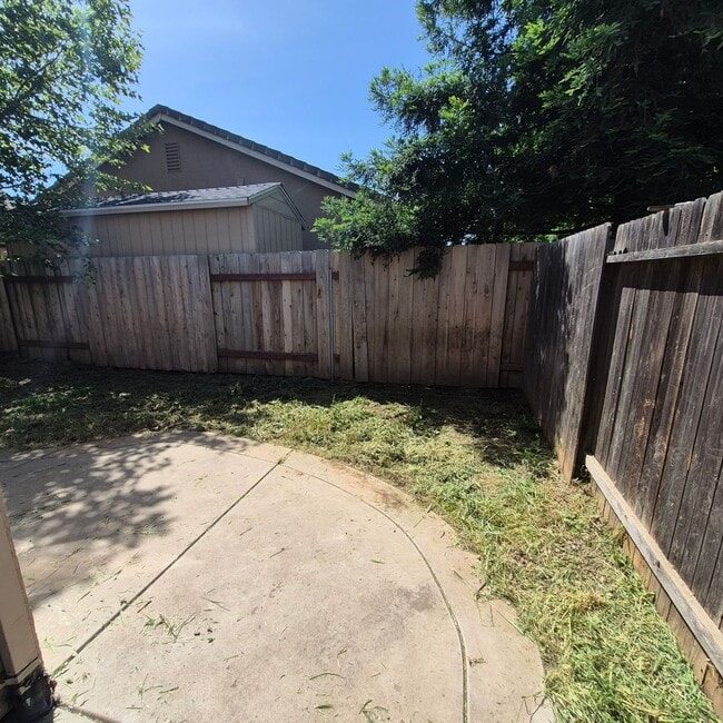 Building Photo - Single story Elk Grove home, 4 bedrooms, 2 baths; nice floor plan