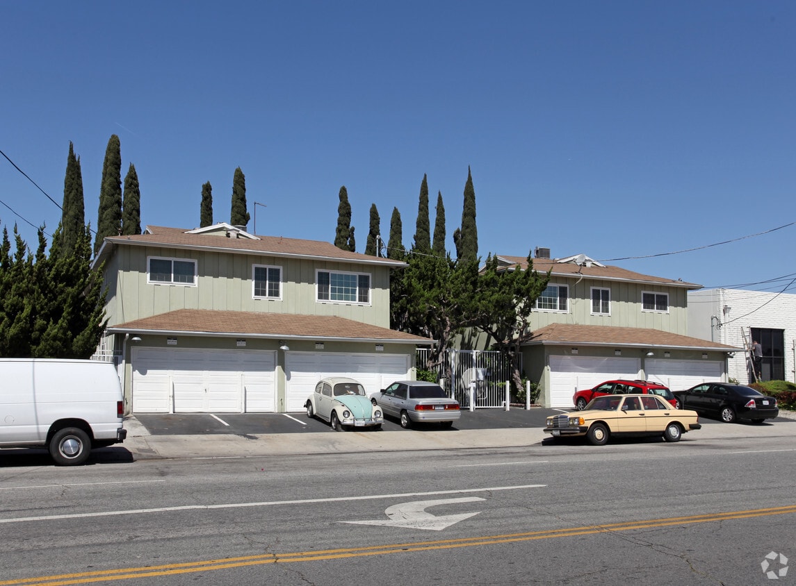Building Photo - 6823-6827 Hayvenhurst Ave