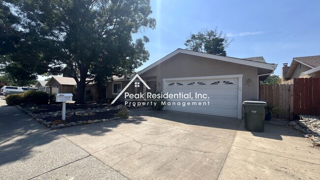 Building Photo - Updated 4bd/2ba Roseville Home with 2 Car ...