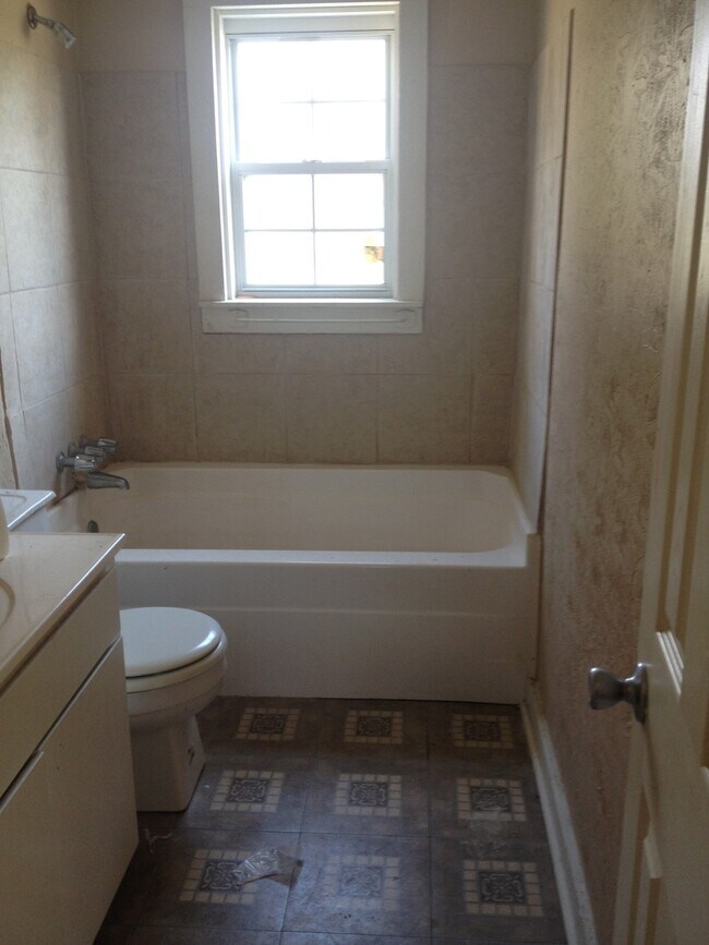 Building Photo - Section 8/Housing Voucher Accepted*