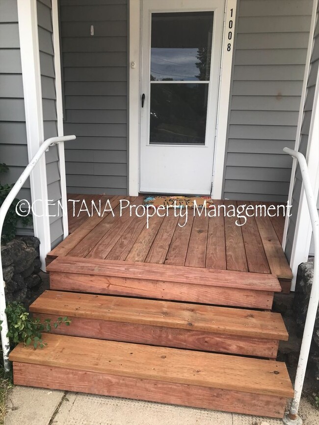 Building Photo - Large home with a huge yard on the West si...