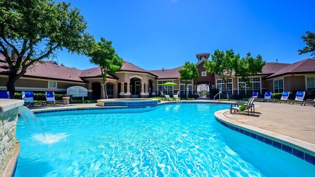Building Photo - 901 Lakeside Cir