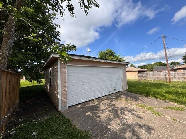 Foto del edificio - BEAUTIFUL HOME IN ANGLETON. MOVE IN READY!.
