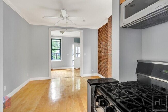 Building Photo - Mott Street