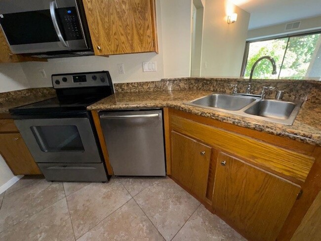 Foto del edificio - Spacious 2-Bedroom Condo with Rare 2-Car G...
