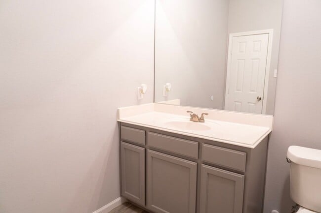 Building Photo - 3915 Brookmeade Dr