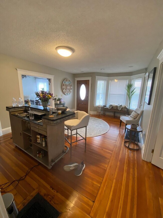 Building Photo - Huge 4 bed unit in Quincy