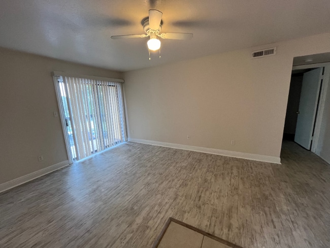 Foto del edificio - 2885 Winkler Ave