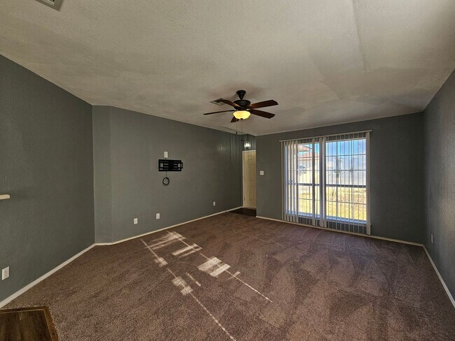 Foto del edificio - AVAILABLE NOW!