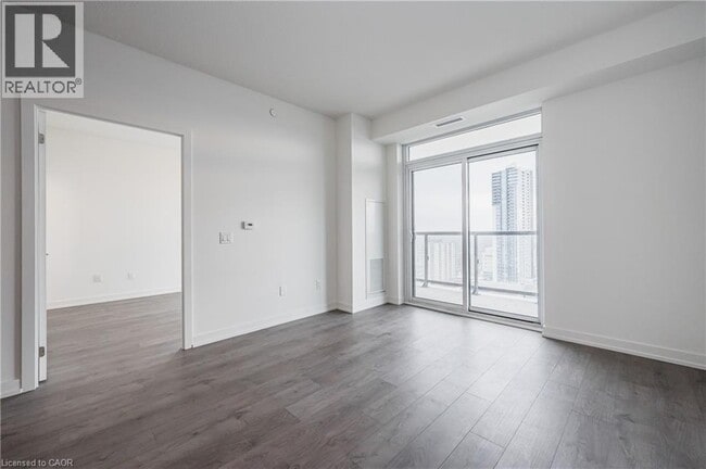 Photo du bâtiment - 55 Duke St W