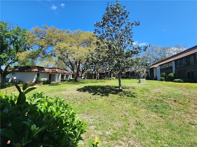 Foto del edificio - 2400 Forest Dr