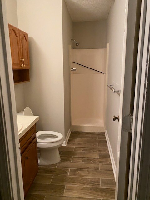 Baño del pasillo - 5091 Farm Valley Dr NE