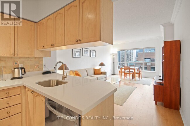 Photo du bâtiment - 909 Bay St.