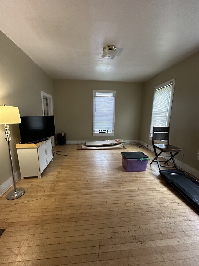 Building Photo - 4 Bed 2 Bath close to UWEC!