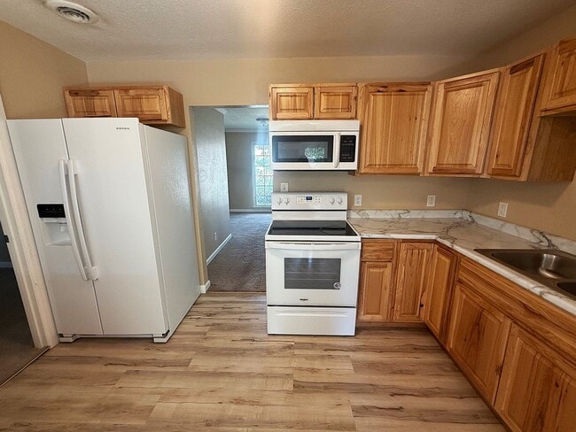 Building Photo - One level 3 bedroom, 2 bath with Garage