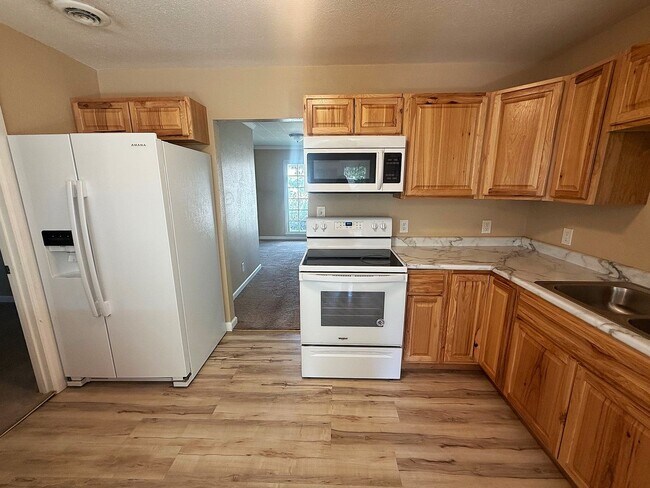 Foto del edificio - One level 3 bedroom, 2 bath with Garage