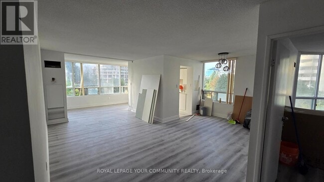 Building Photo - 550-550 Webb Dr