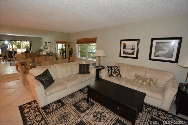 Building Photo - 211 Seabreeze Cir