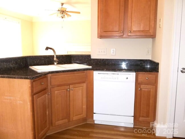 Foto del edificio - 1830 Hall Ave