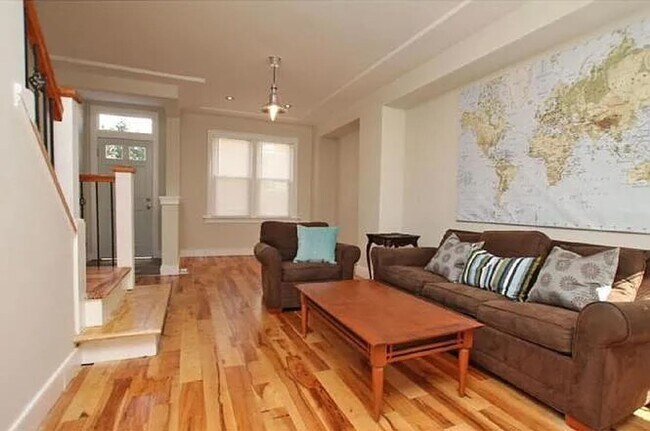 Building Photo - Spacious Three Bedroom Home in Point Breeze!