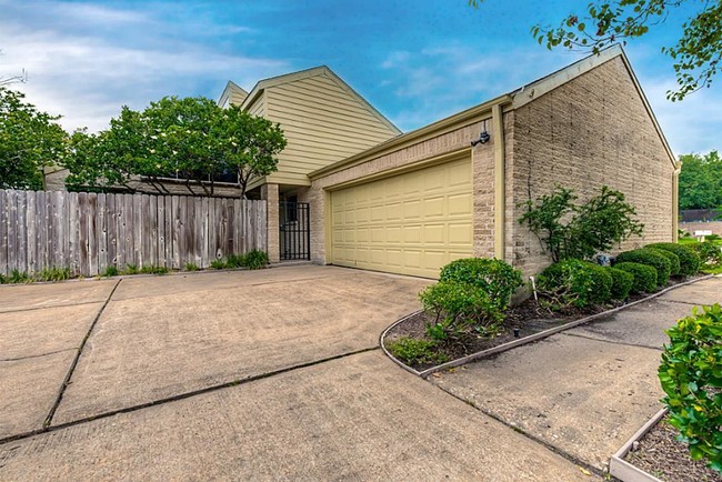 Building Photo - 11051 Bellbrook Dr