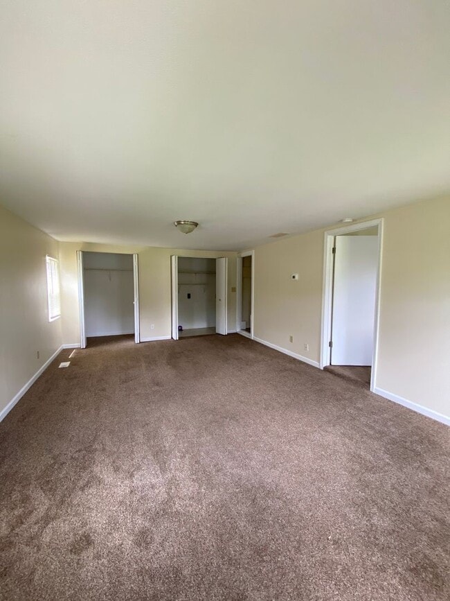 Building Photo - 2 Bedroom House - Near Meadows Shopping Ce...
