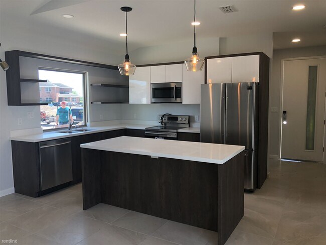 Foto del edificio - 2 br, 1.5 bath Duplex - 6310 Guinevere Drive