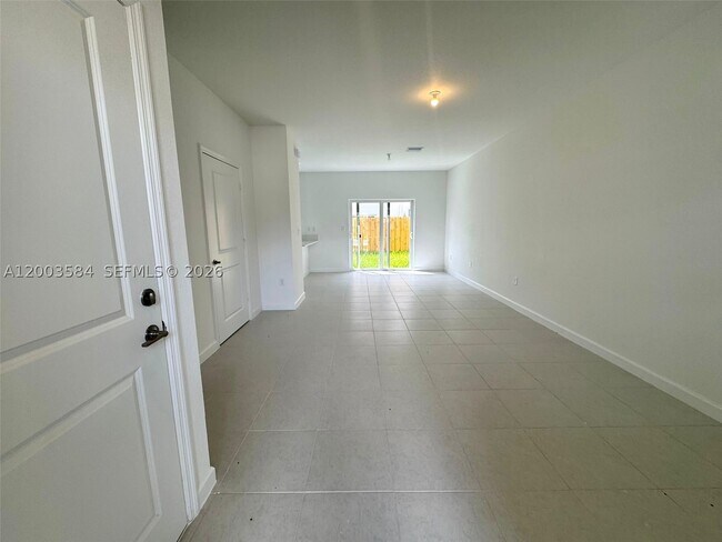 Foto del edificio - 2877 SE 24th St