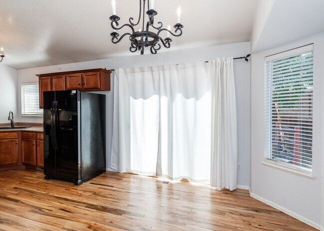 Foto del edificio - 4 Bed Rancher in District 20!!!