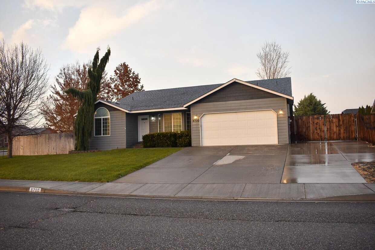 Gourgeous 3 bdrm with office/den and RV Pa... House Rental in West