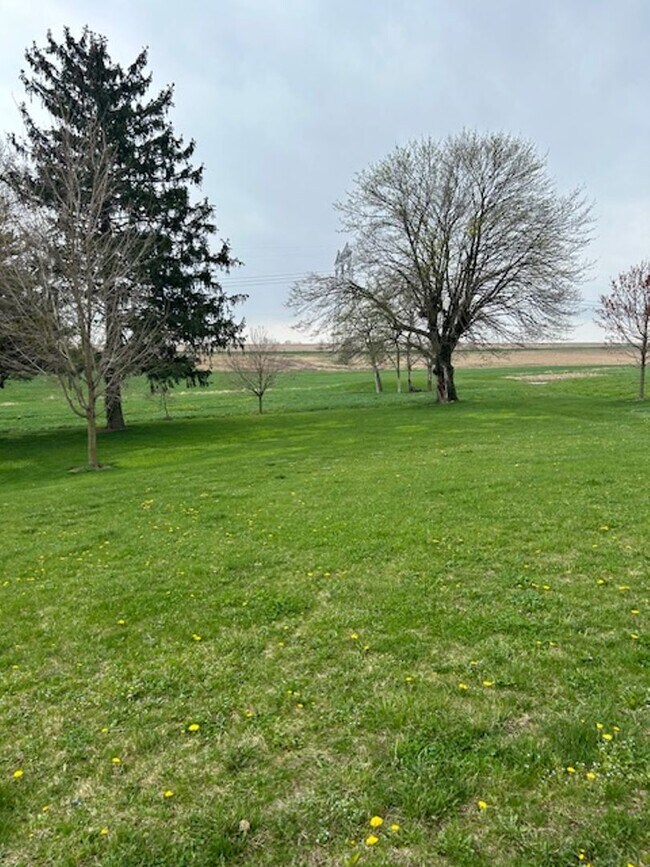 Building Photo - Large 5 bedroom 3 bath farmhouse in Northe...