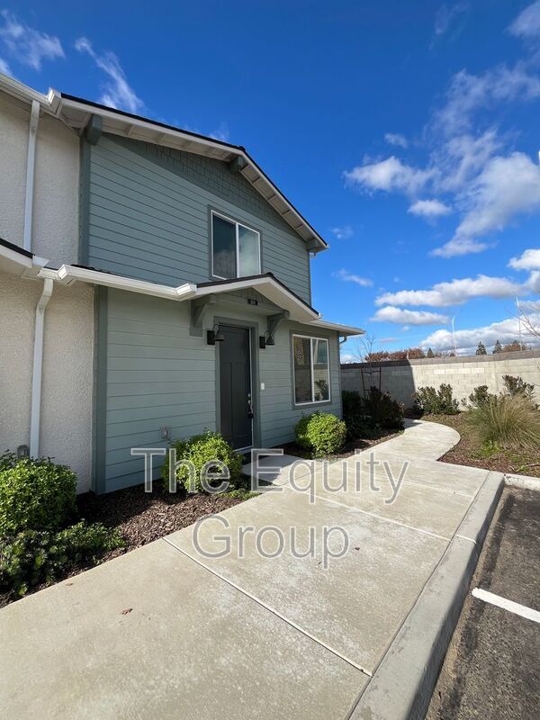 Building Photo - 418 S Summit St