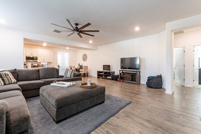 Foto del edificio - 4 bed 2 bath Beautiful Furnish Home!!!