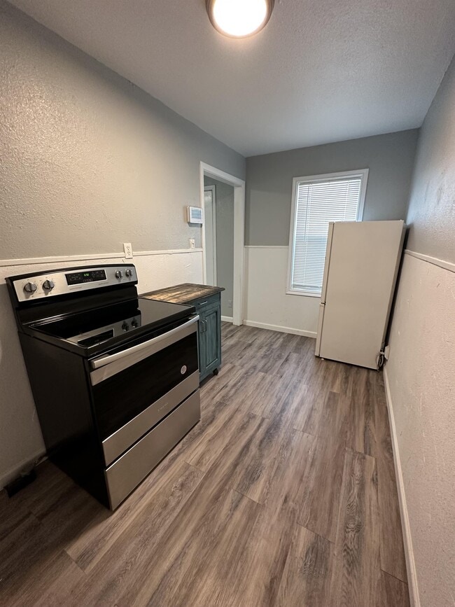Building Photo - 7603 Alcove Ave